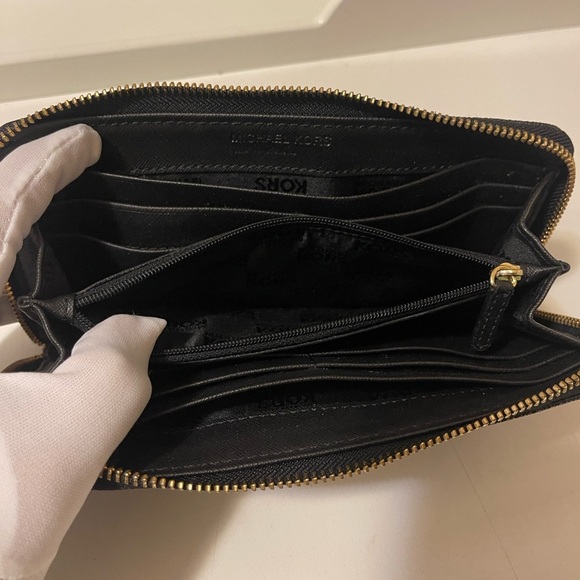 Michael Kors Black Jet Set
Zip Around Wallet Silver... - Picture 12 of 12